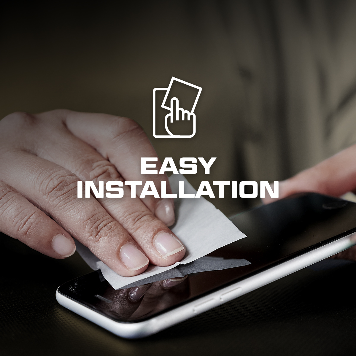 Ręka czyści ekran telefonu chusteczką. Tekst 'EASY INSTALLATION' jest wyświetlany z ikoną nad nim.