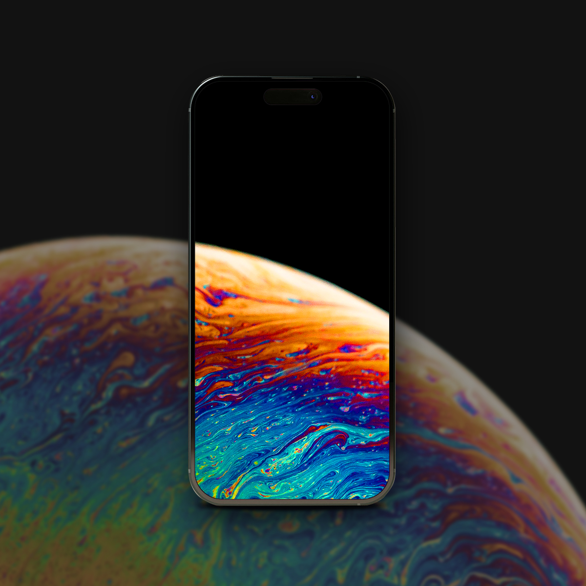 Smartfon wyświetla kolorowy, wirujący wzór przypominający planetę na czarnym tle. Telefon jest wyśrodkowany.