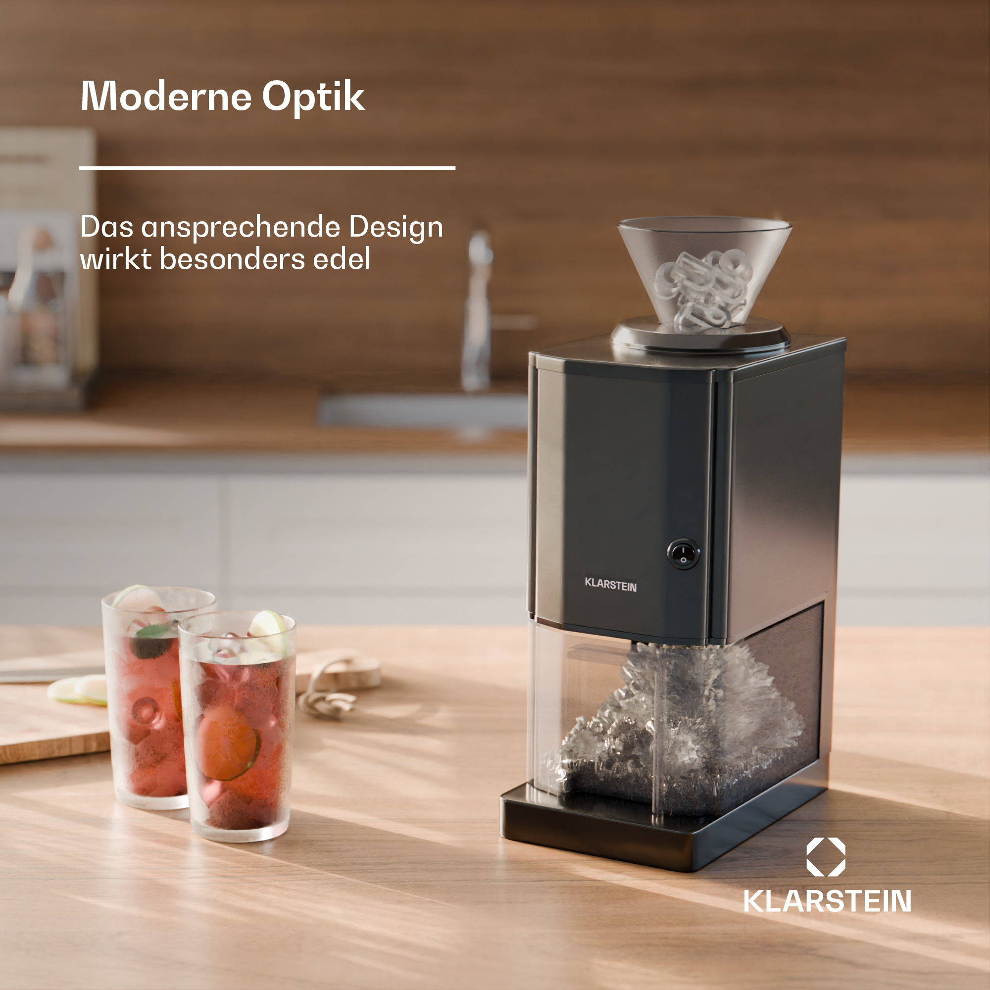 Eine moderne Küchenszene. Eine schwarze Eismaschine mit Getränken auf einem Holztisch. Zwei Cocktails stehen neben der Maschine.