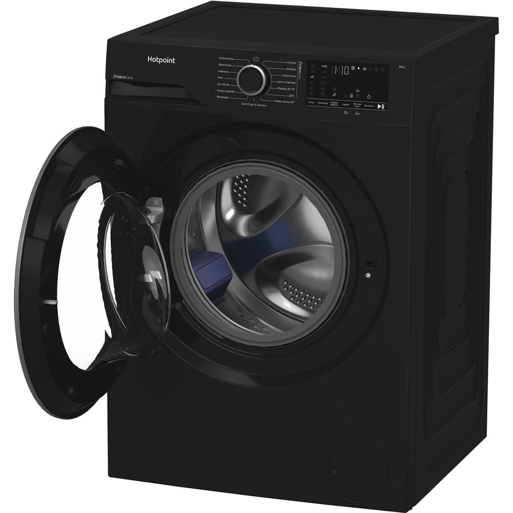 Una lavatrice Hotpoint nera con la porta aperta. Il pannello di controllo della macchina è visibile e il cestello è parzialmente pieno.