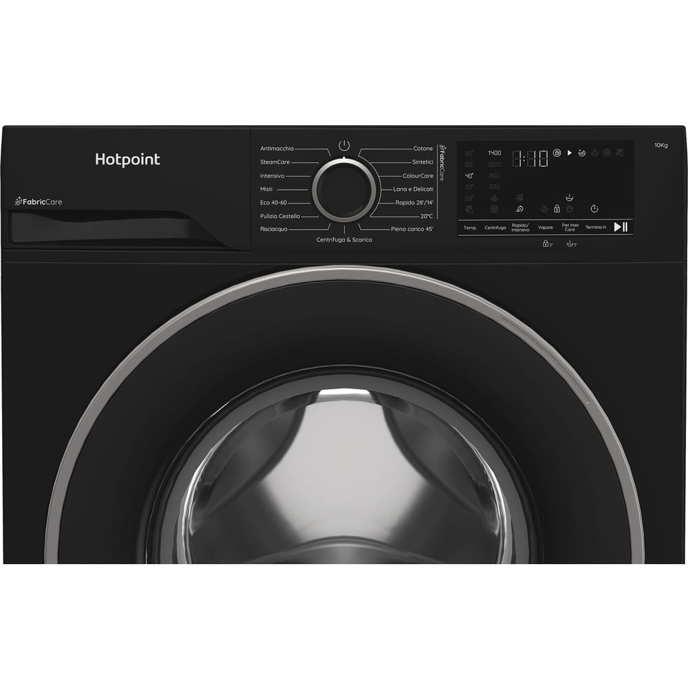 Lavatrice Hotpoint nera. Pannello comandi con cicli di lavaggio e display digitale.
