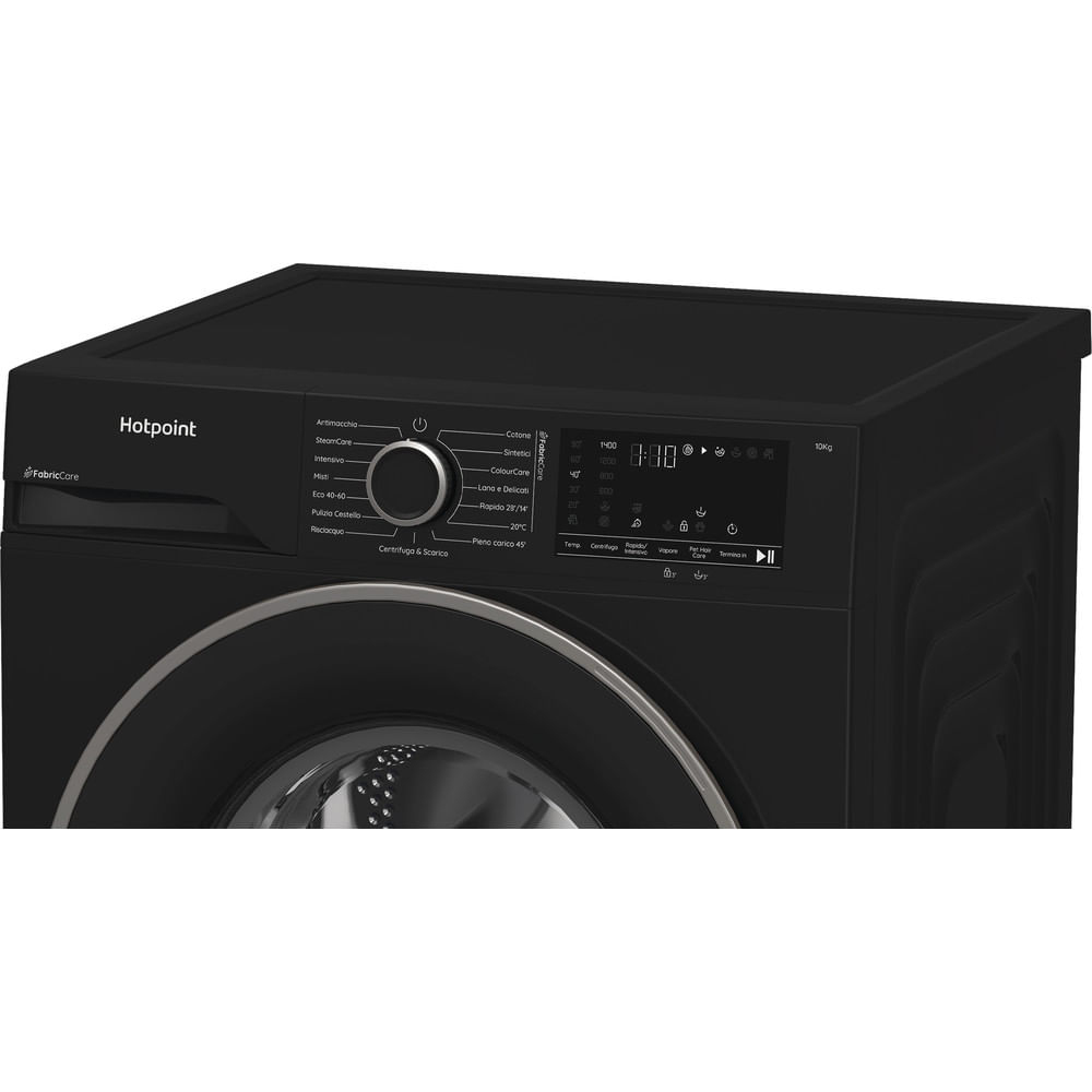 Una lavatrice Hotpoint nera con pannello di controllo e porta rotonda. Il pannello mostra varie opzioni di lavaggio e un display digitale.