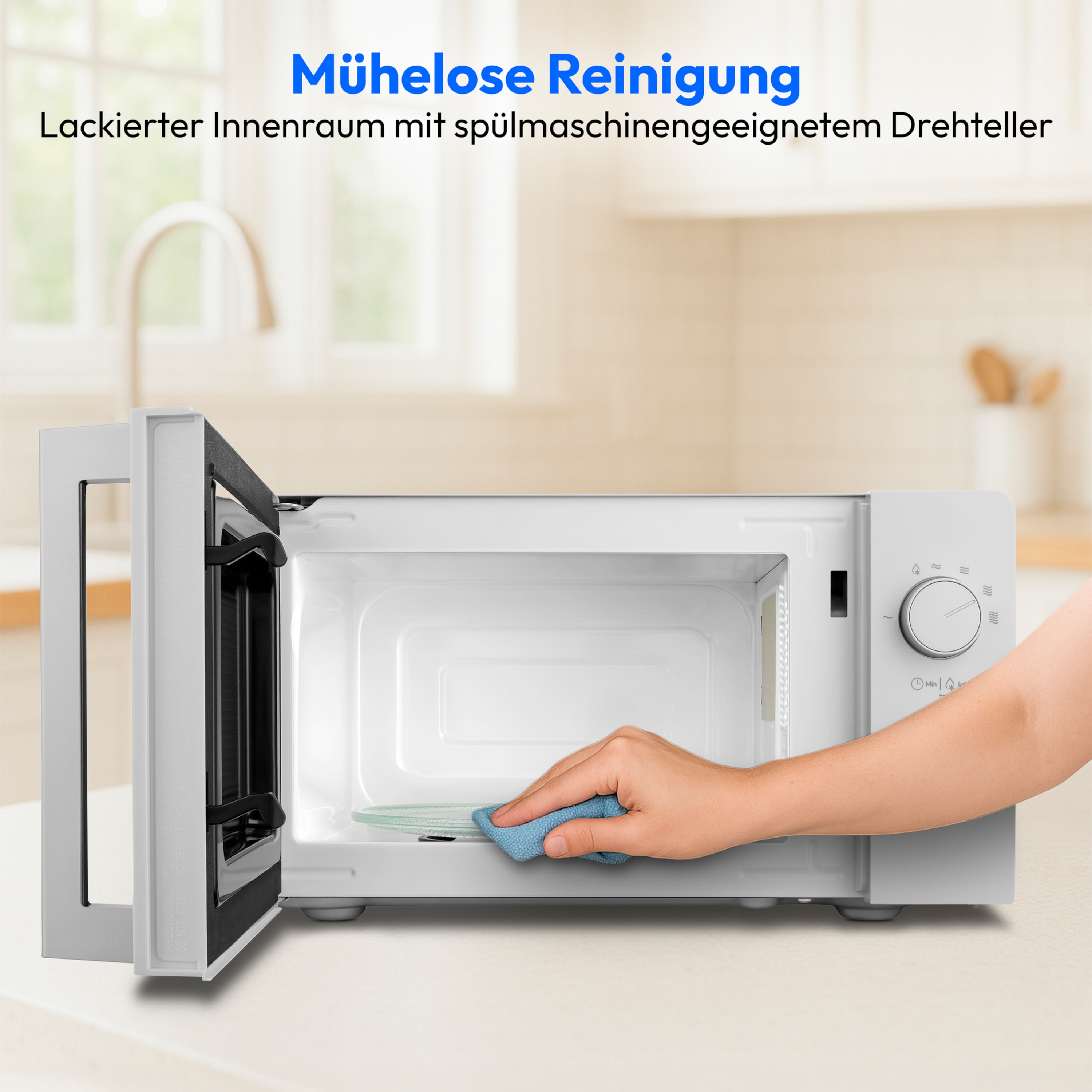 Eine Hand reinigt eine Mikrowelle mit einem blauen Tuch. Die Mikrowelle ist weiß und offen, das Innere sichtbar.