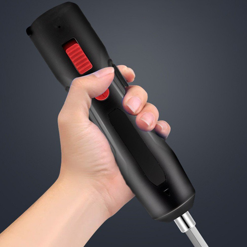 Eine Hand hält einen schwarzen Schraubendreher mit rotem Knopf. Ein Metallbit ist befestigt. Der Hintergrund ist ein dunkelgrauer Farbverlauf.