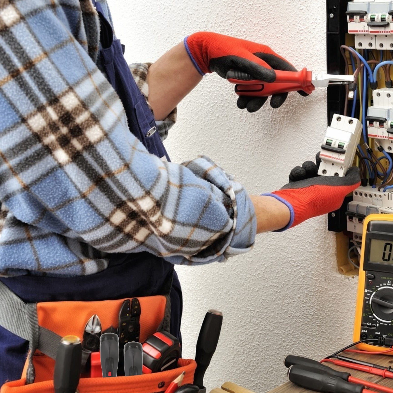 Ein Elektriker arbeitet an einer Schalttafel. Er trägt Handschuhe und ein kariertes Hemd. Werkzeuge und ein Multimeter sind vorhanden.