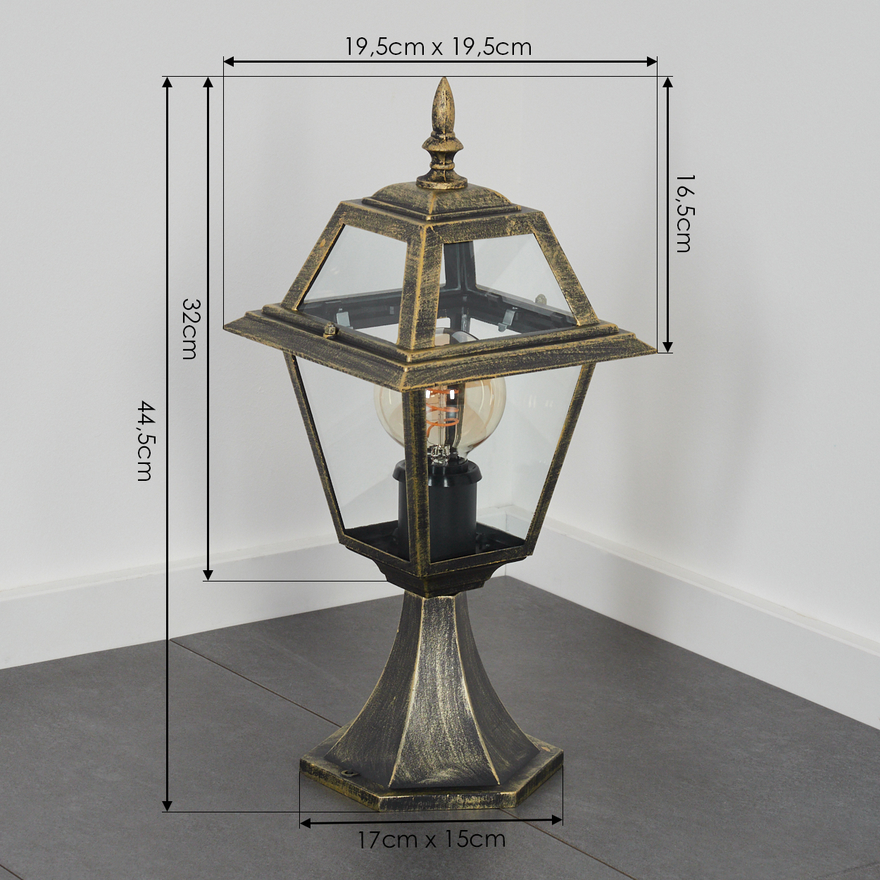Eine Außenlampe mit Gold- und Schwarz-Finish, Glasplatten und einer Edison-Glühbirne. Abmessungen sind auf dem Bild angegeben.