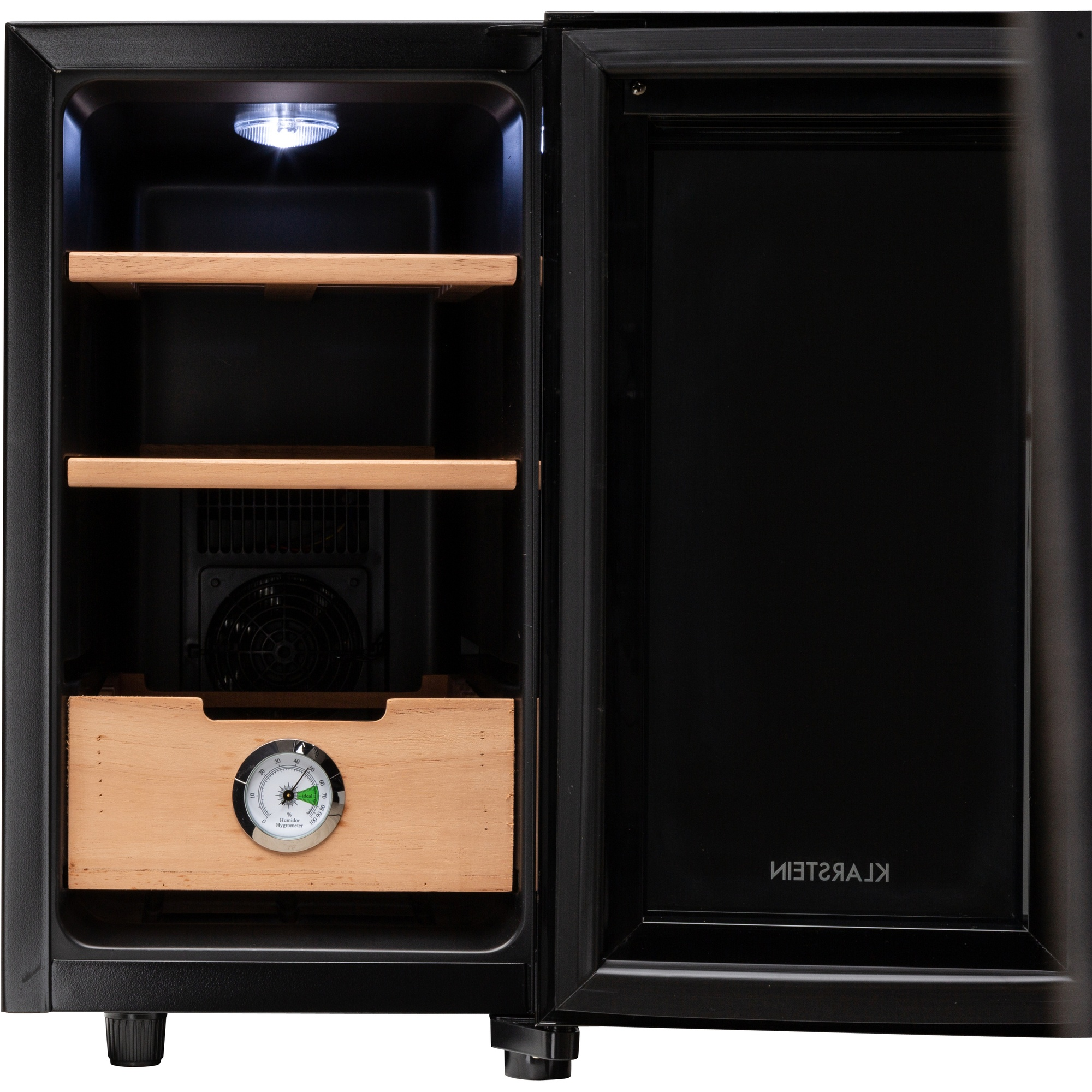 Humidor aperto con ripiani in legno, termometro, ventola e luce. Porta aperta a destra. Esterno nero con scritta 'Klarstein'.