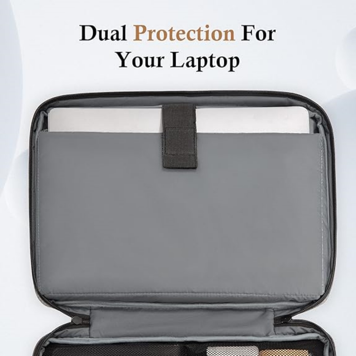 Eine graue Laptoptasche ist geöffnet. Ein Laptop befindet sich darin, gehalten von einem schwarzen Riemen. Text: Dualer Schutz für Ihren Laptop.