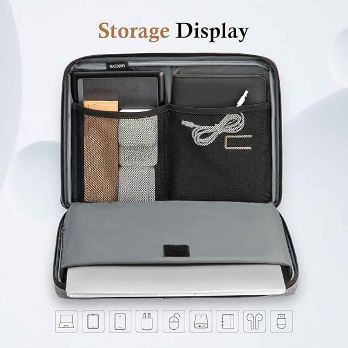 Offene Aufbewahrungstasche mit Laptop, Tablet und Zubehör. Schwarzer und grauer Innenraum. Text 'Storage Display'.