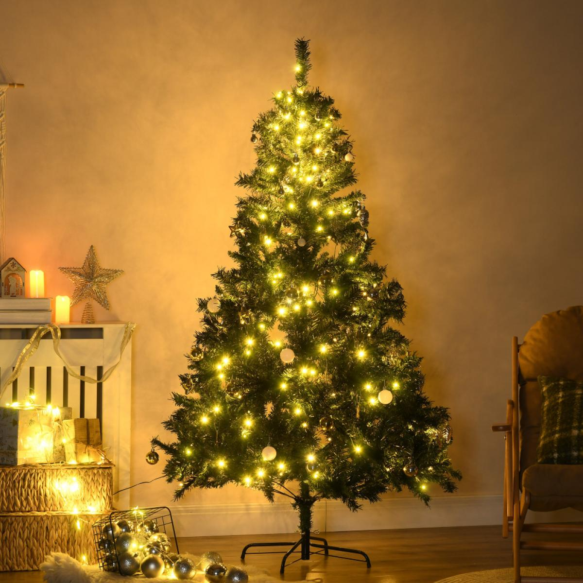 Ein geschmückter Weihnachtsbaum mit Lichtern. Ornamente und andere Dekorationen sind vorhanden. Die Szene ist warm beleuchtet.