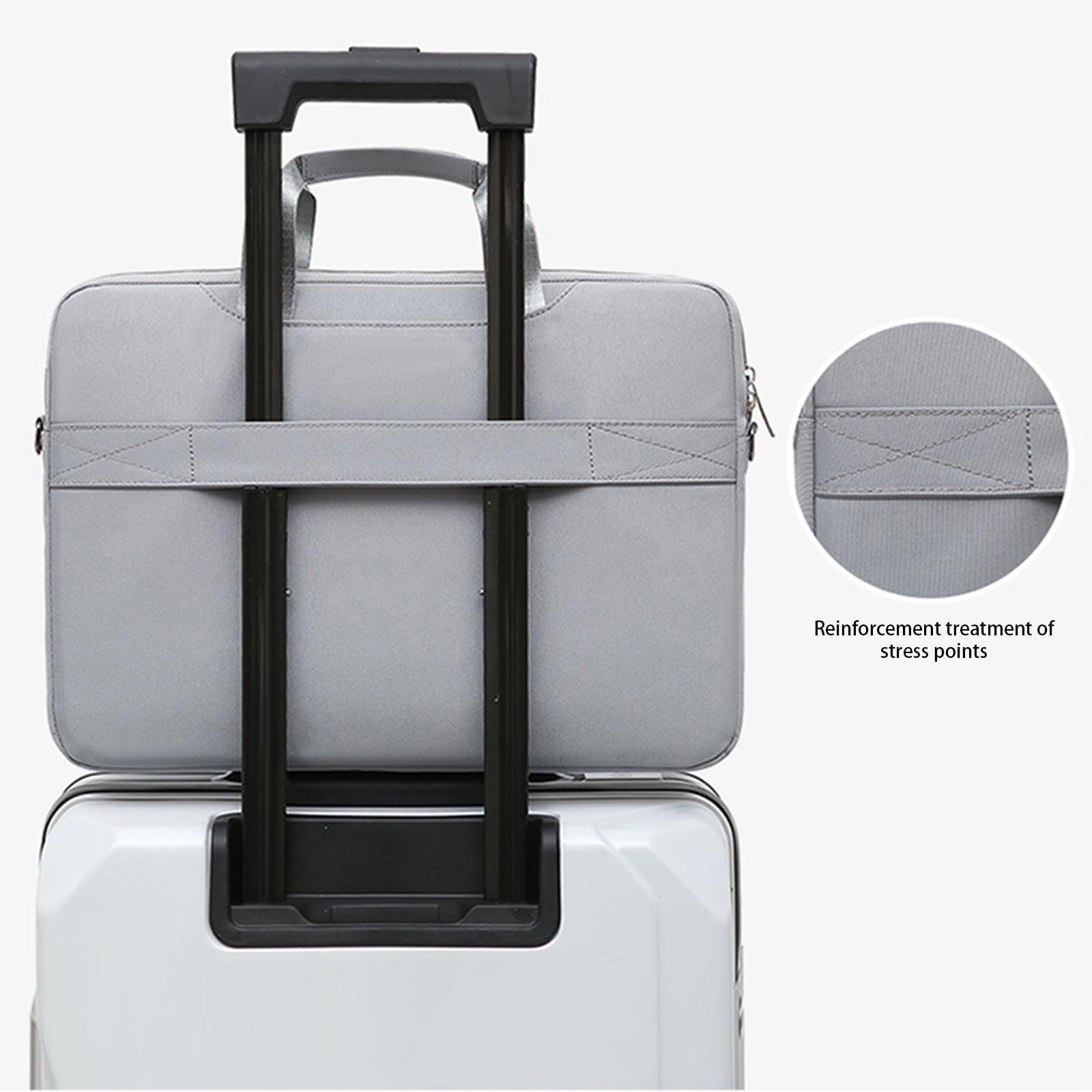Eine graue Laptoptasche liegt auf einem weißen Koffer und ist mit einem Gurt befestigt. Griffe sind sichtbar. Detail zeigt Verstärkung.