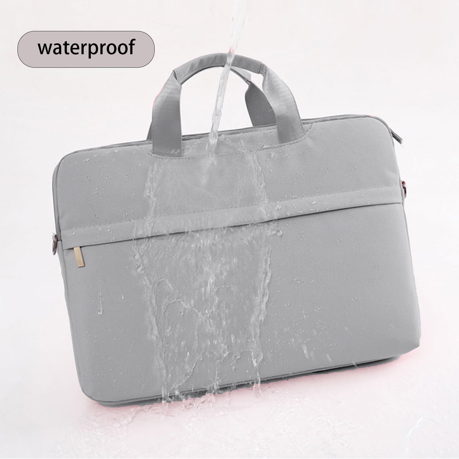 Eine graue, wasserdichte Laptoptasche, die mit Wasser bespritzt wird. Das Wort 'wasserdicht' steht in einem Etikett über der Tasche.