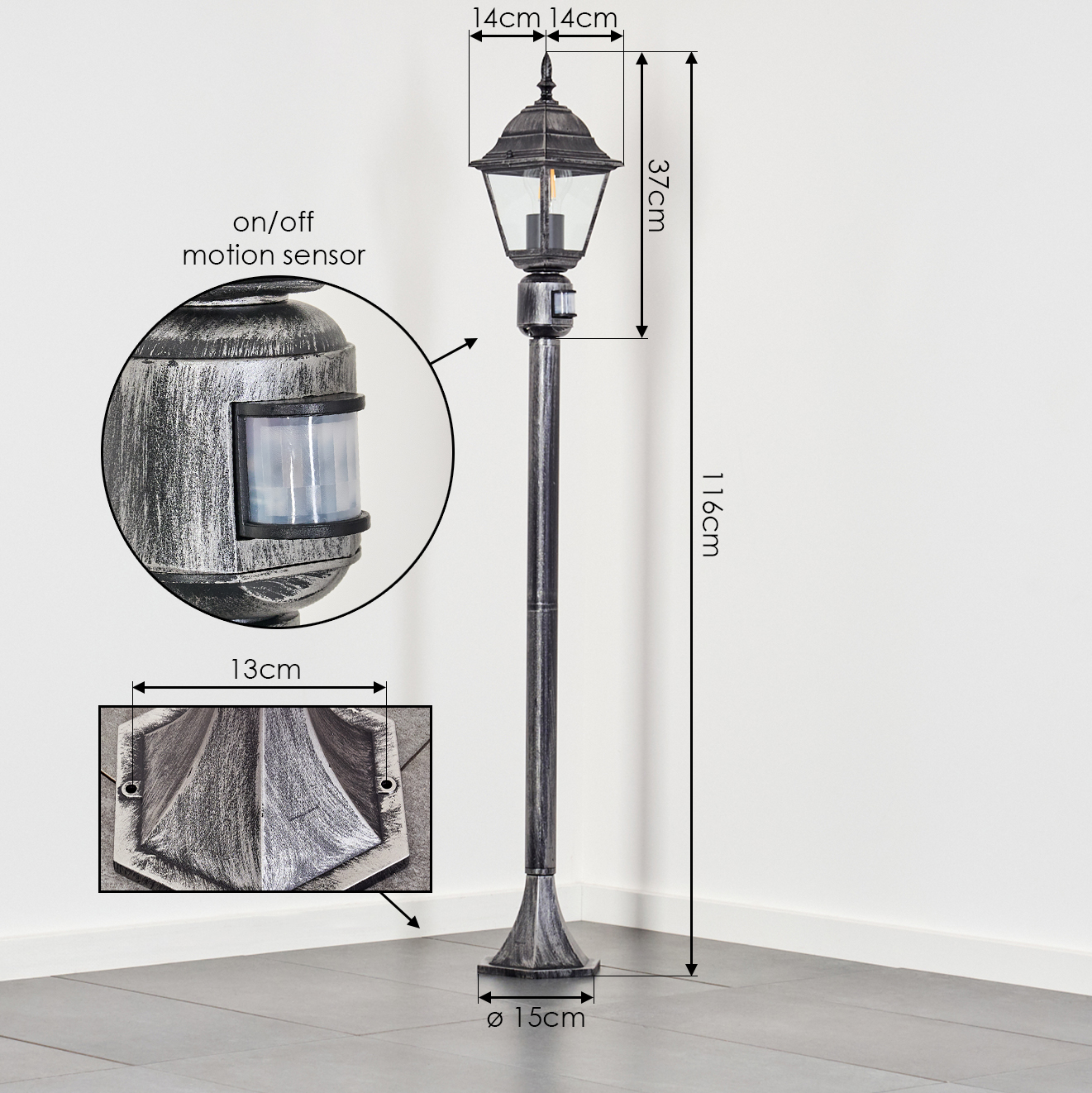 Eine silberne Außenlampe mit Bewegungssensor. Sie ist 116 cm hoch und hat eine dekorative Ober- und Unterseite. Details zeigen die Abmessungen.