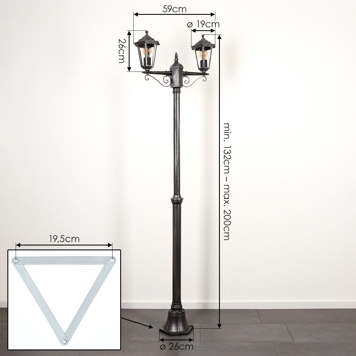 Eine schwarze Außenlaterne mit zwei Lampen. Abmessungen werden angezeigt. Unten links ist eine graue Metallhalterung zu sehen.