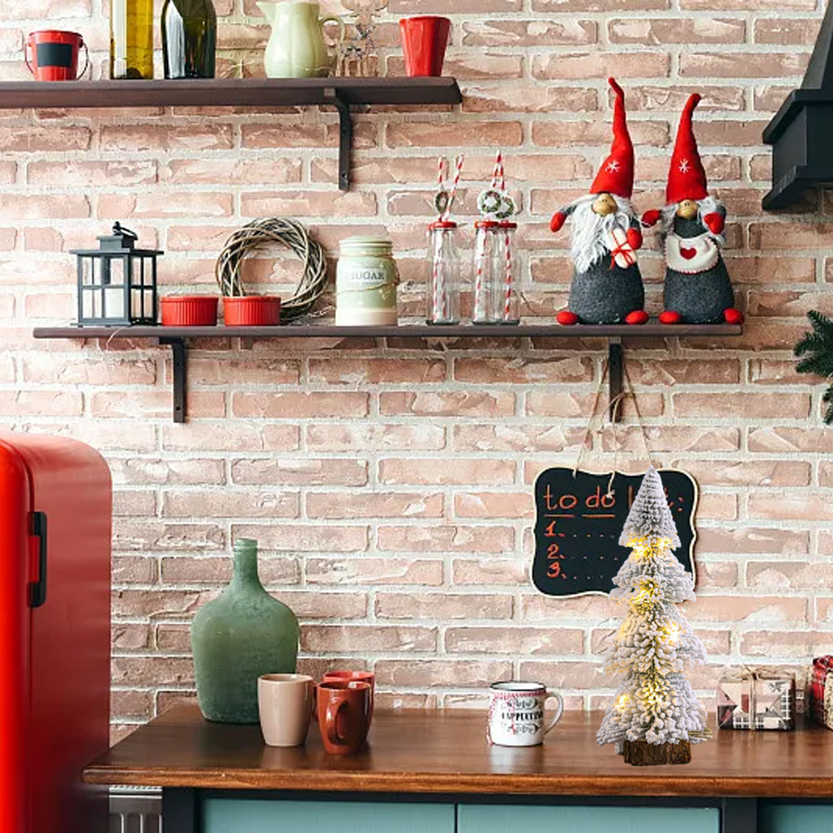 Eine Küchenszene mit Regalen voller Dekorationen, Zwergen, einem Mini-Baum und einem roten Kühlschrank. Backsteinwand im Hintergrund.