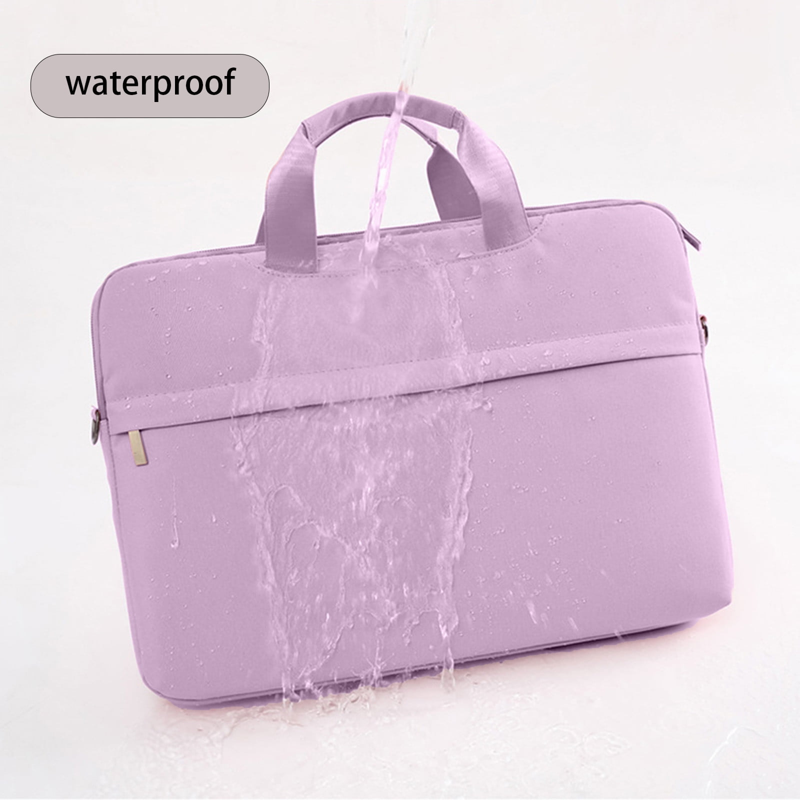 Eine lavendelfarbene Laptoptasche, auf die Wasser gegossen wird, um ihre Wasserdichtigkeit zu demonstrieren. Das Wort "wasserdicht" steht oben.
