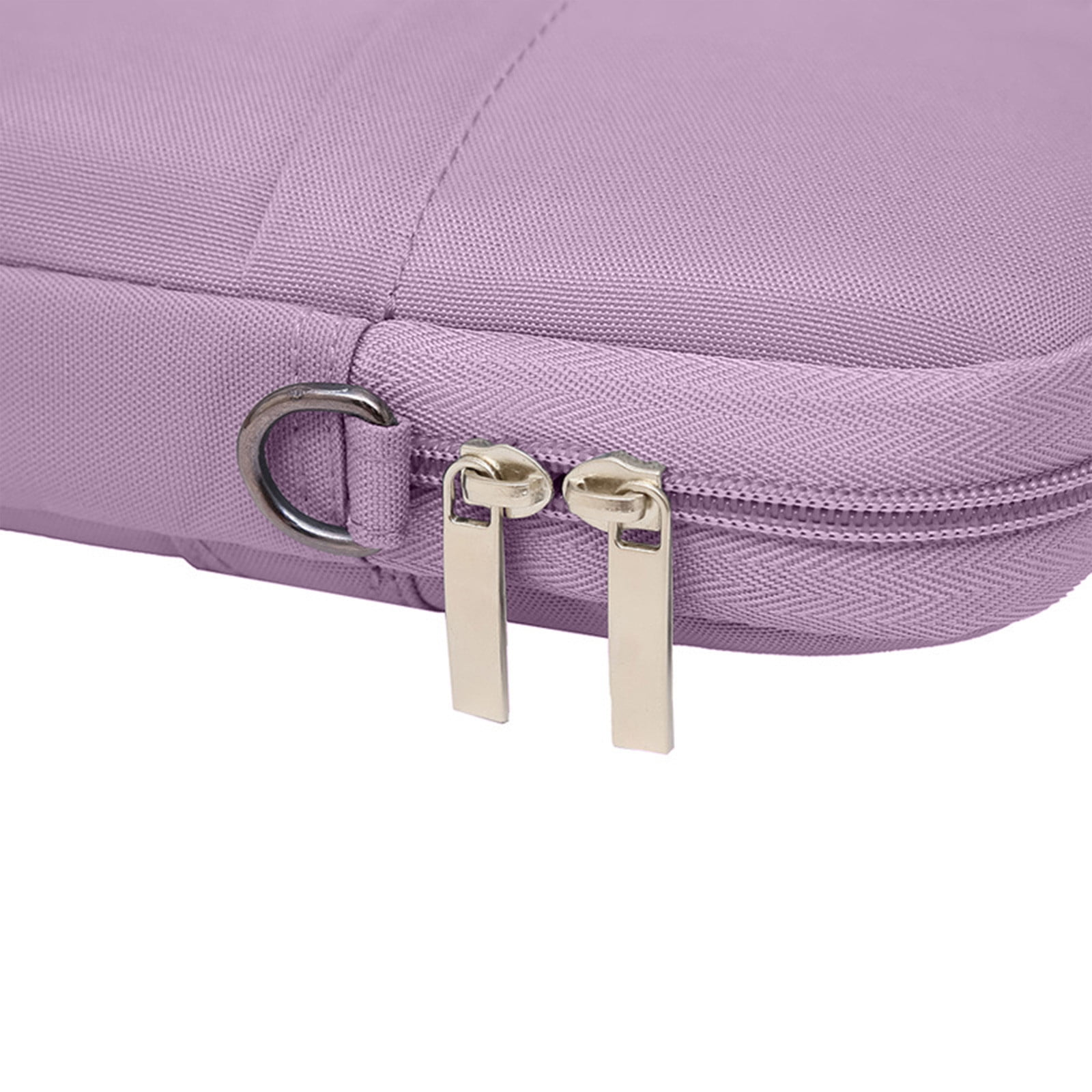 Nahaufnahme einer lila Laptop-Tasche. Silberne Reißverschlussanhänger und ein D-Ring sind sichtbar. Der Stoff hat eine strukturierte Optik.