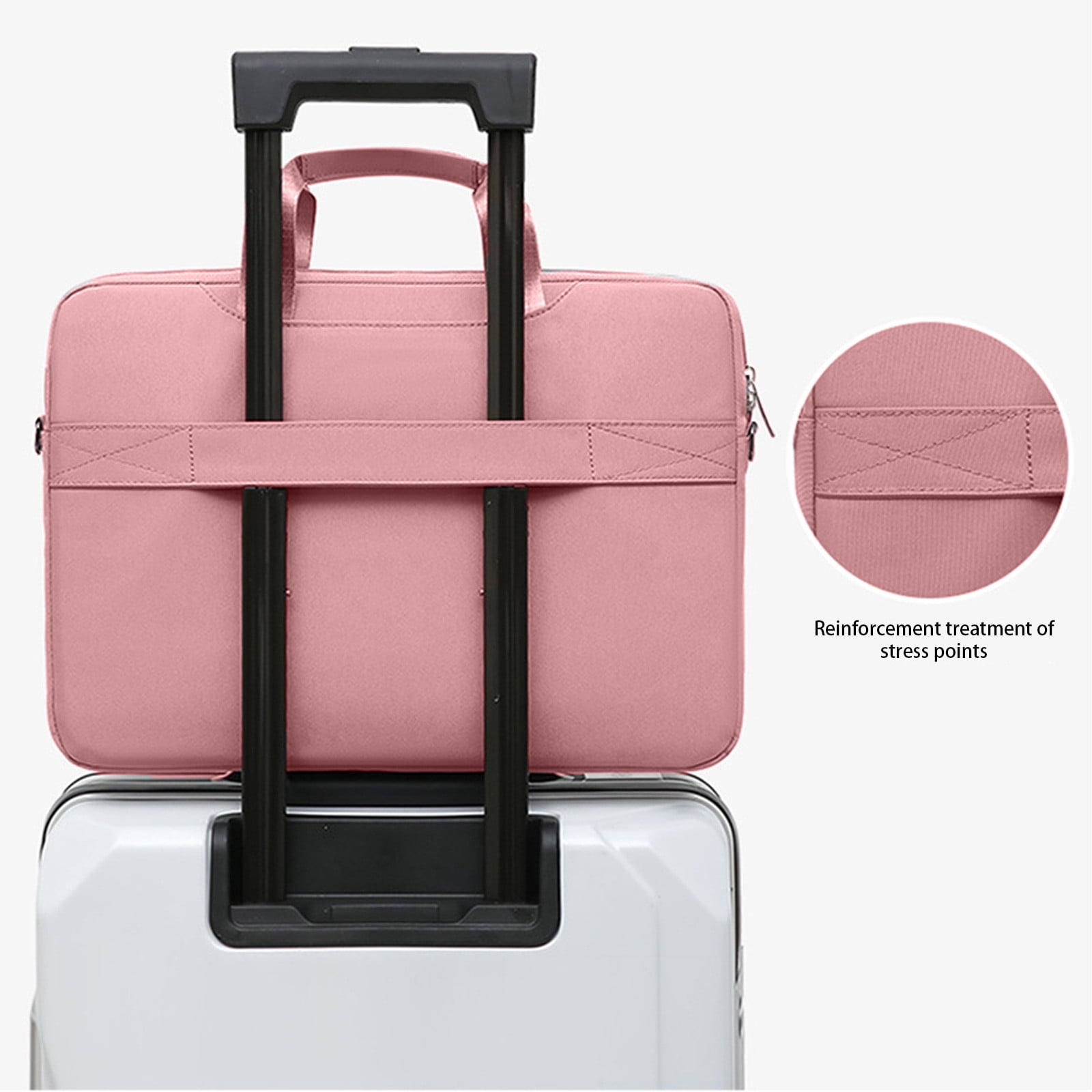 Eine rosa Laptoptasche befindet sich auf einem weißen Koffer. Die Tasche wird vom Griff des Koffers gehalten.