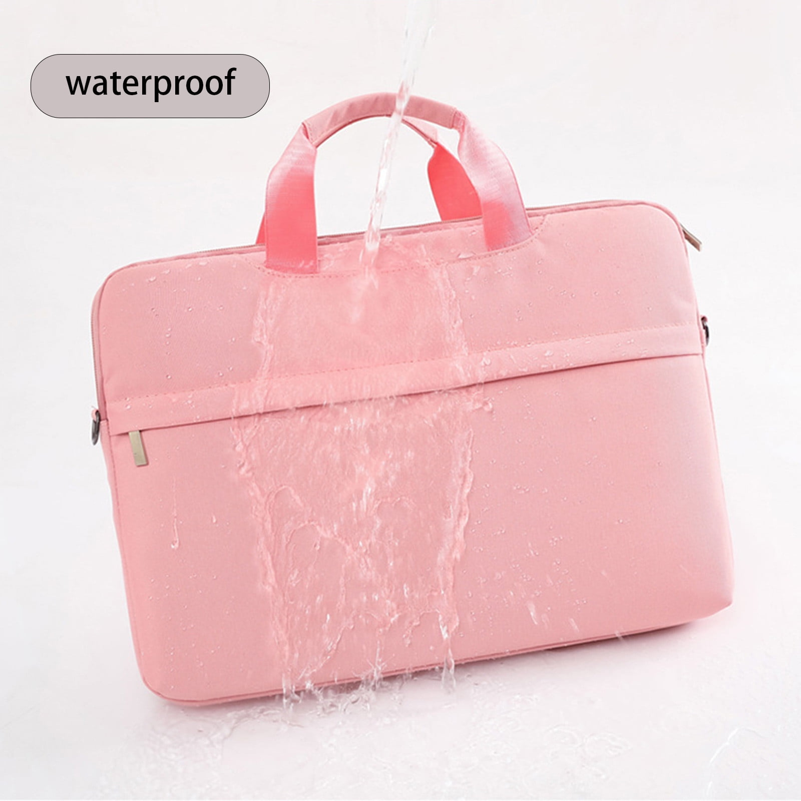 Eine rosa, wasserdichte Laptoptasche wird getestet, indem Wasser darauf gegossen wird. Die Tasche hat Griffe und einen Reißverschluss.