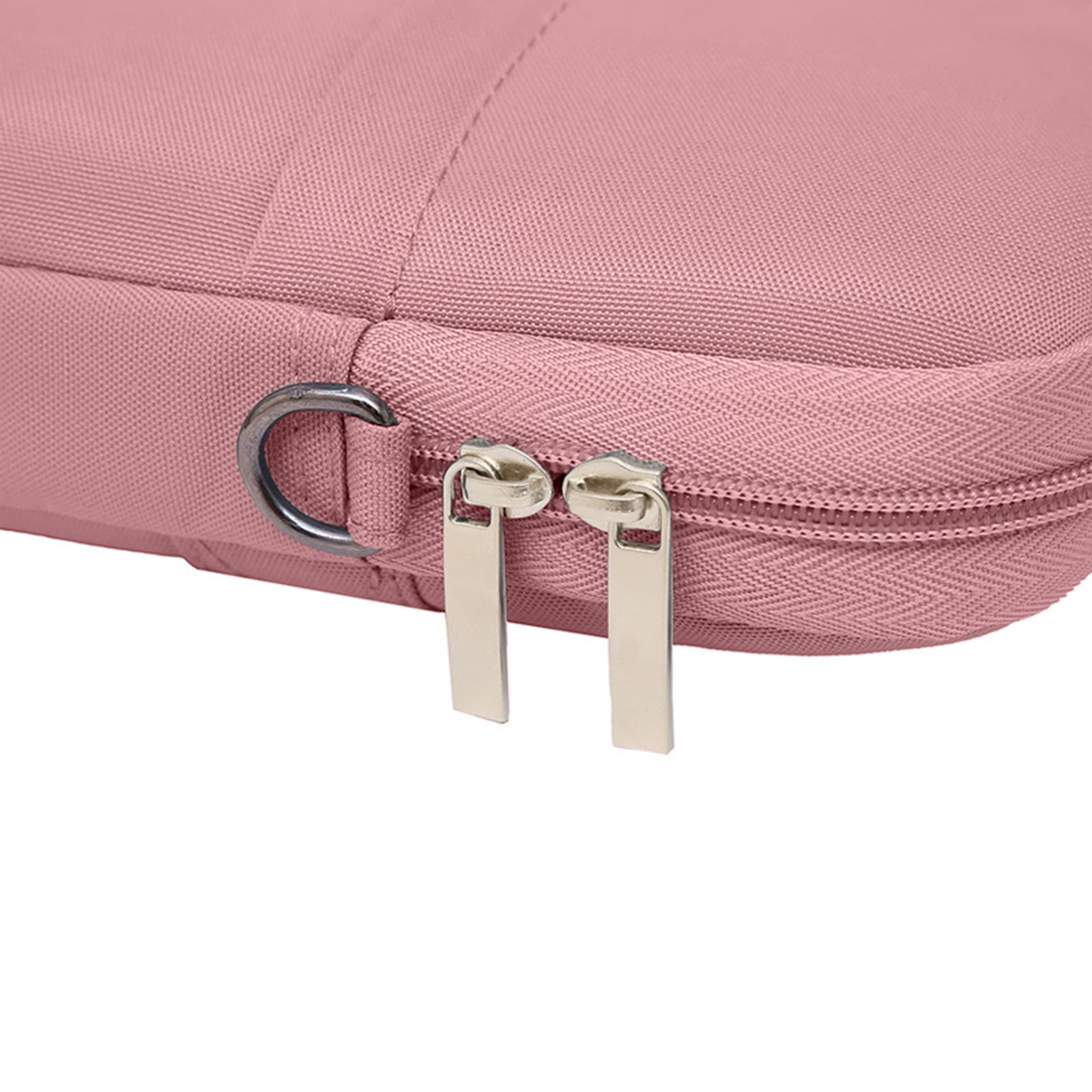 Nahaufnahme einer rosa Tasche. Silberne Reißverschlussschieber und ein Metallring sind sichtbar. Die Tasche hat eine strukturierte Oberfläche.