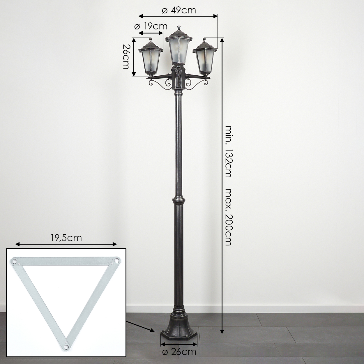Eine verzierte schwarze Straßenlaterne mit drei Lichtern, Abmessungen sind angegeben. Eine detaillierte Nahaufnahme einer Metallhalterung wird ebenfalls gezeigt.