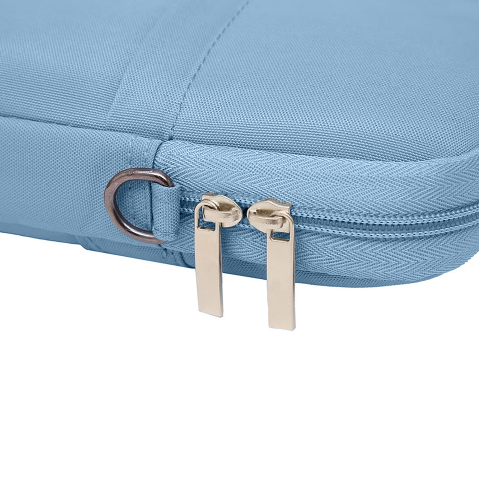 Nahaufnahme einer hellblauen Laptoptasche mit silbernem Reißverschluss und Ring. Der Hintergrund ist weiß.