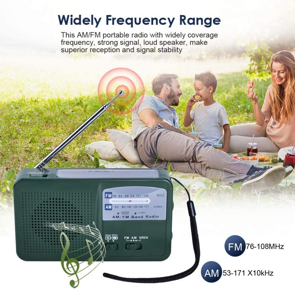 Ein grünes AM/FM-Radio steht vor einer dreiköpfigen Familie beim Picknick. Das Radio hat ein schwarzes Kabel, eine ausgeklappte Antenne und eine Note.