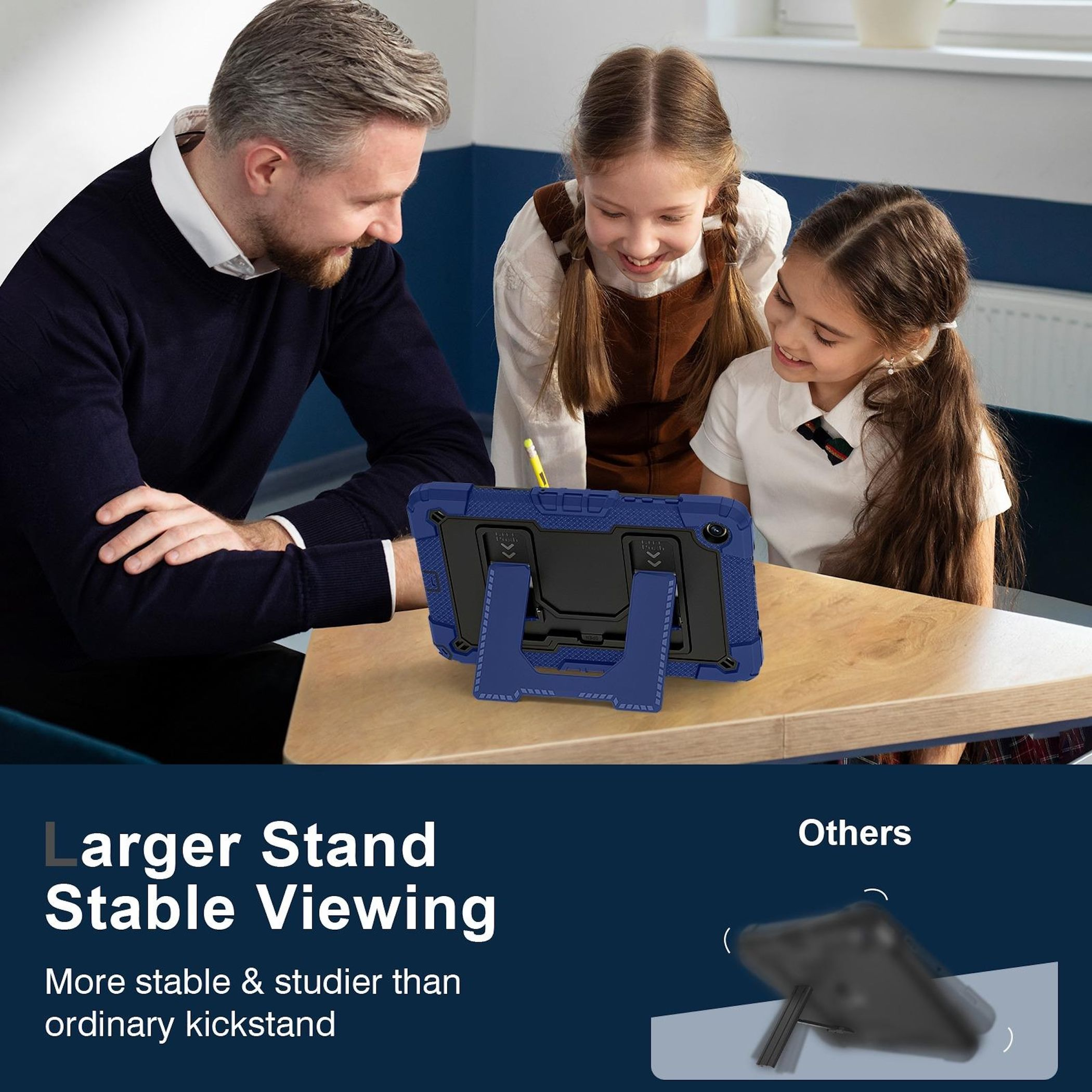 Ein Mann und zwei Mädchen betrachten ein Tablet in einem blauen Gehäuse. Das Tablet liegt auf einem Holztisch.