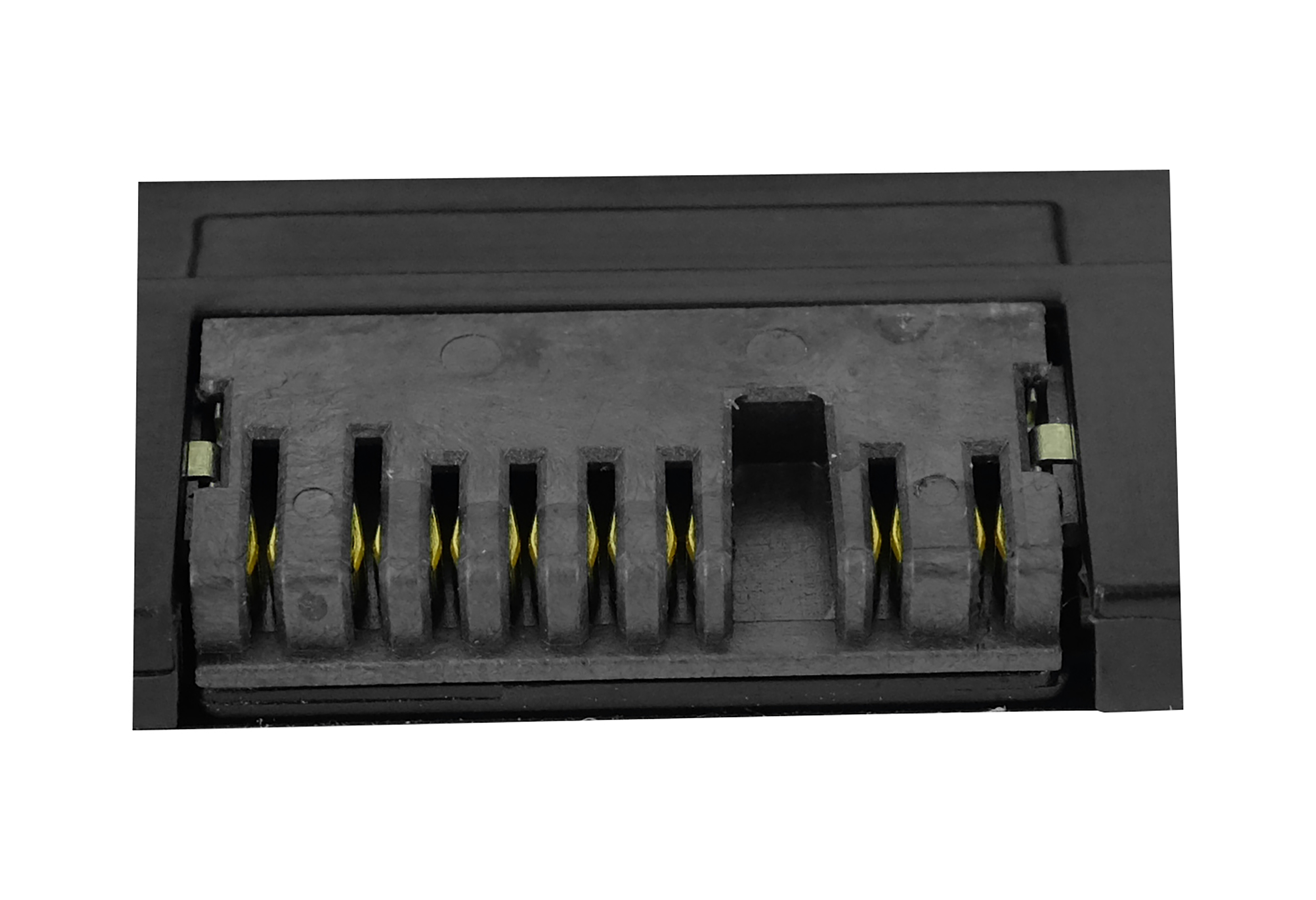 Nahaufnahme eines schwarzen Steckers mit goldenen Pins. Der Stecker ist vor weißem Hintergrund platziert.