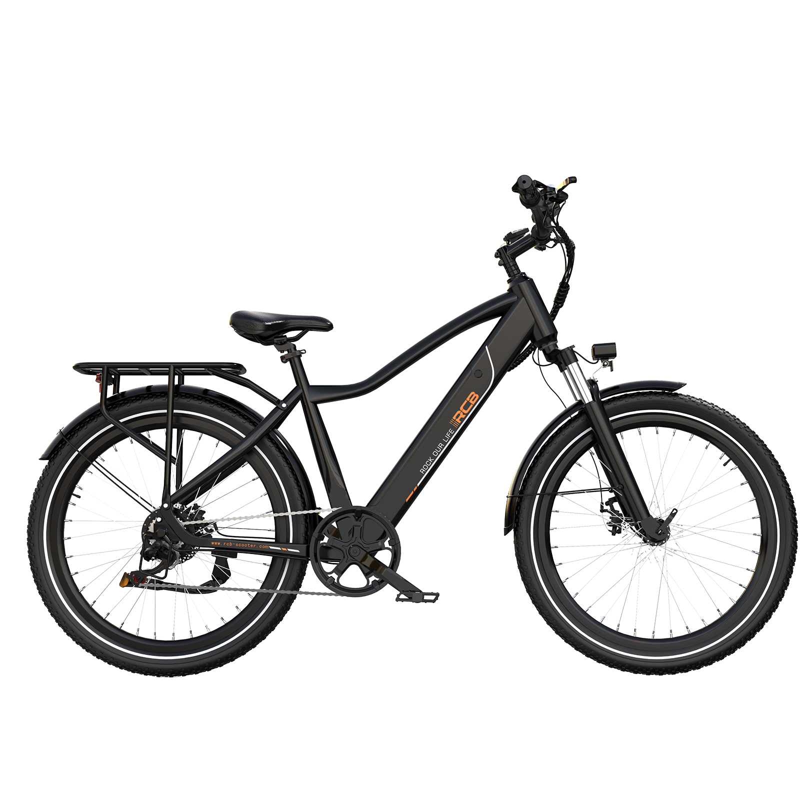 Ein schwarzes Elektrofahrrad mit dicken Reifen, einem Gepäckträger und einem Motor. Das Fahrrad steht vor weißem Hintergrund.