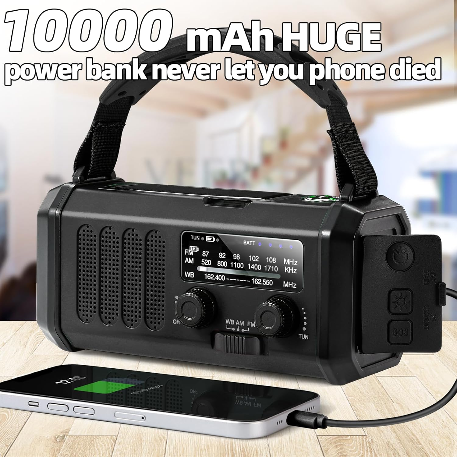 Schwarze Powerbank mit Ladetelefon. Das Telefon wird aufgeladen. Die Powerbank hat einen Griff und Knöpfe. Text: 10000 mAh HUGE.