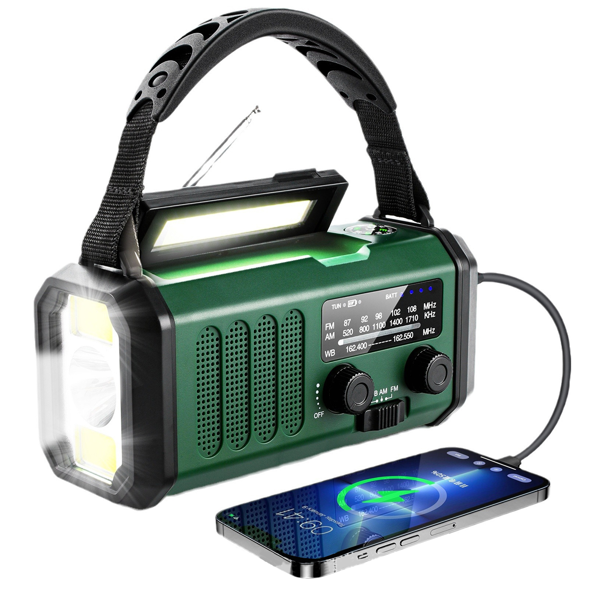 Grünes Notfallradio mit Taschenlampe, lädt ein Telefon. Merkmale sind ein Griff, eine Antenne und Bedienknöpfe.