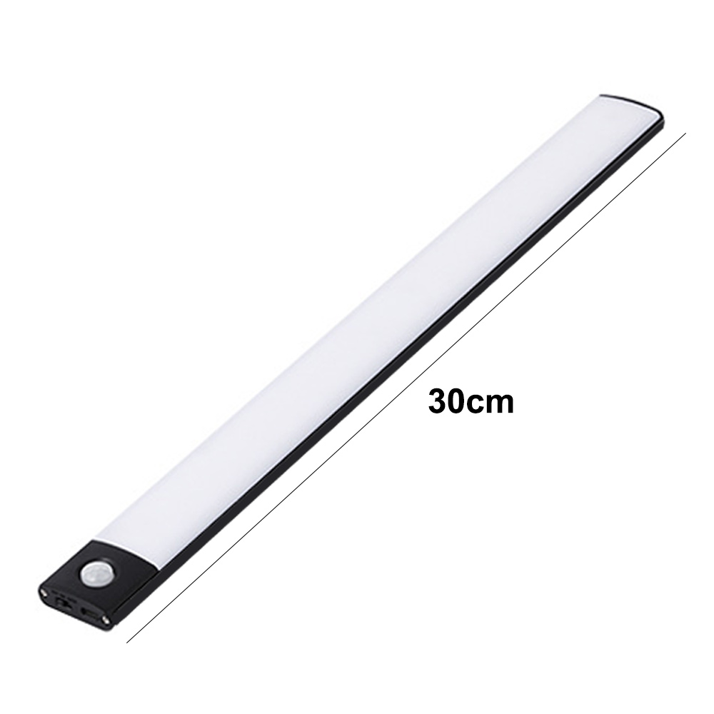 Ein weißes LED-Streifenlicht mit schwarzen Kanten, 30 cm lang, auf weißem Hintergrund. Es hat einen Sensor an einem Ende.