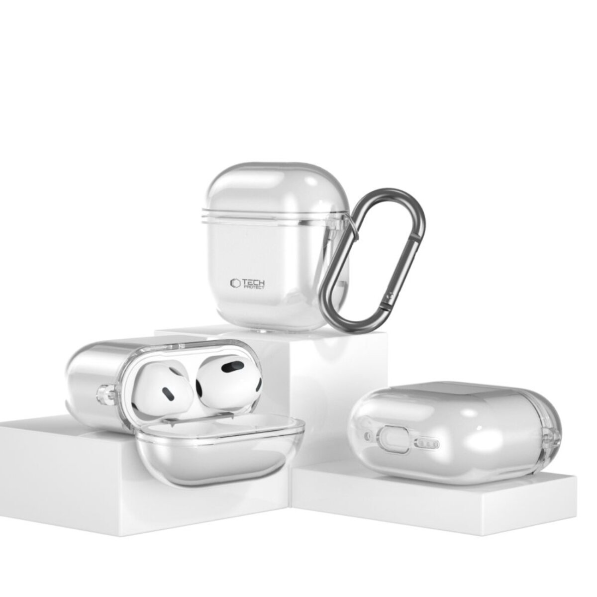Transparante AirPods-hoesjes weergegeven op witte blokken. Eén hoesje is open met oortelefoons. Een hoesje met een karabijnhaak is ook zichtbaar.