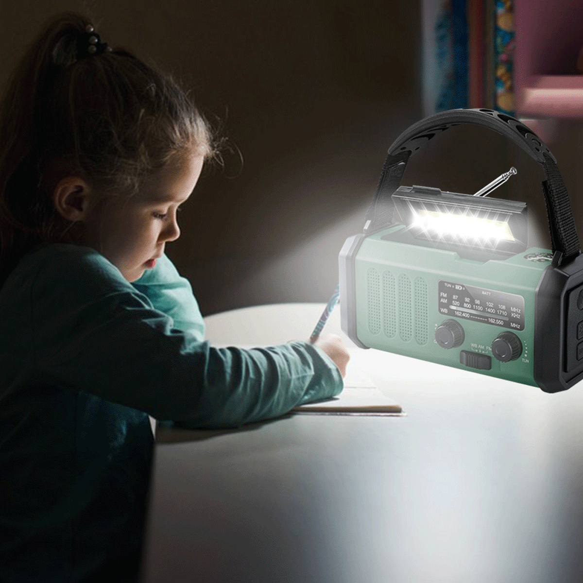 Ein Mädchen schreibt unter dem hellen Licht eines grünen Radios. Das Radio hat einen Griff und eine Antenne. Die Szene ist drinnen, schwach beleuchtet.
