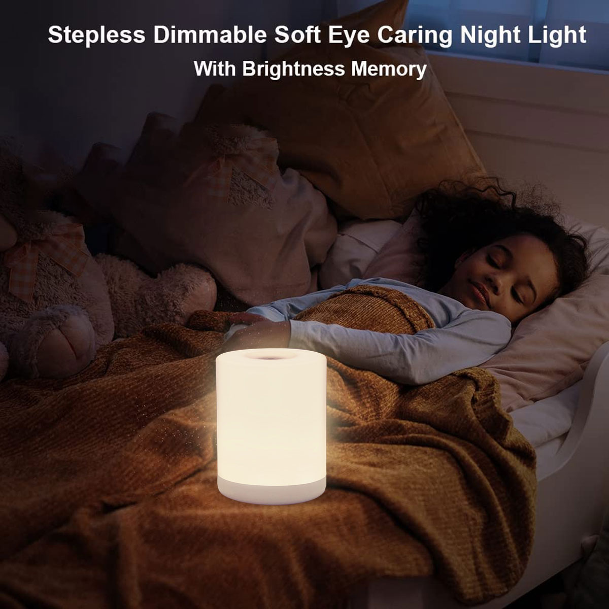 Ein Mädchen schläft im Bett mit einem Nachtlicht. Ein Teddybär und Kissen sind im Hintergrund. Das Licht leuchtet.