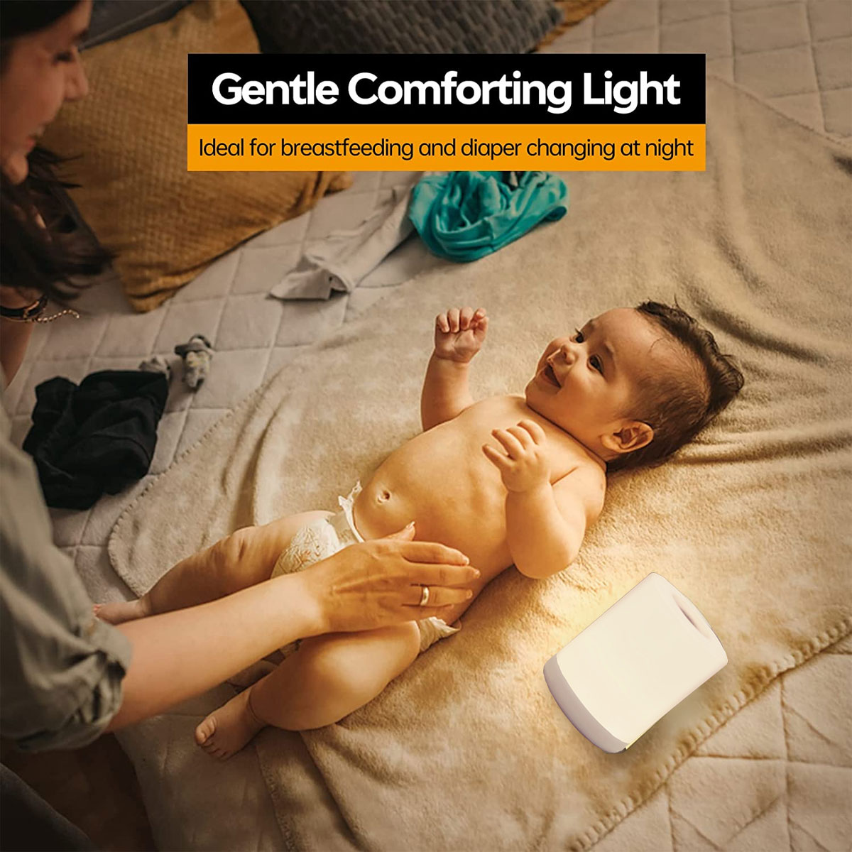 Ein Baby liegt auf einem Bett, mit einer Hand einer Frau. Eine weiche Lampe leuchtet neben dem Baby. Das Bild hat auch Text.