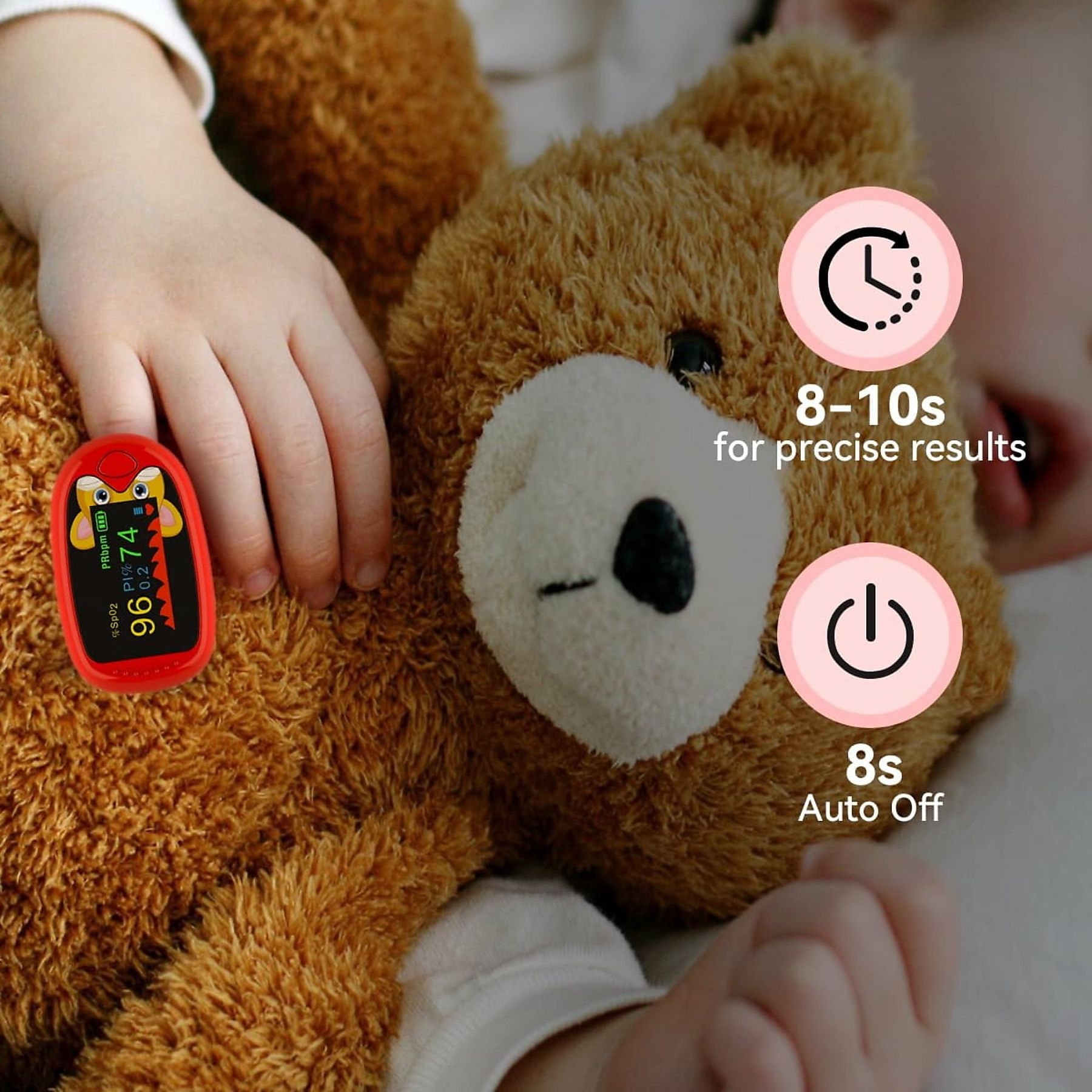 Der Finger eines Kindes mit einem roten Oximeter, Teddybär im Hintergrund, Textbeschriftungen und Symbole.