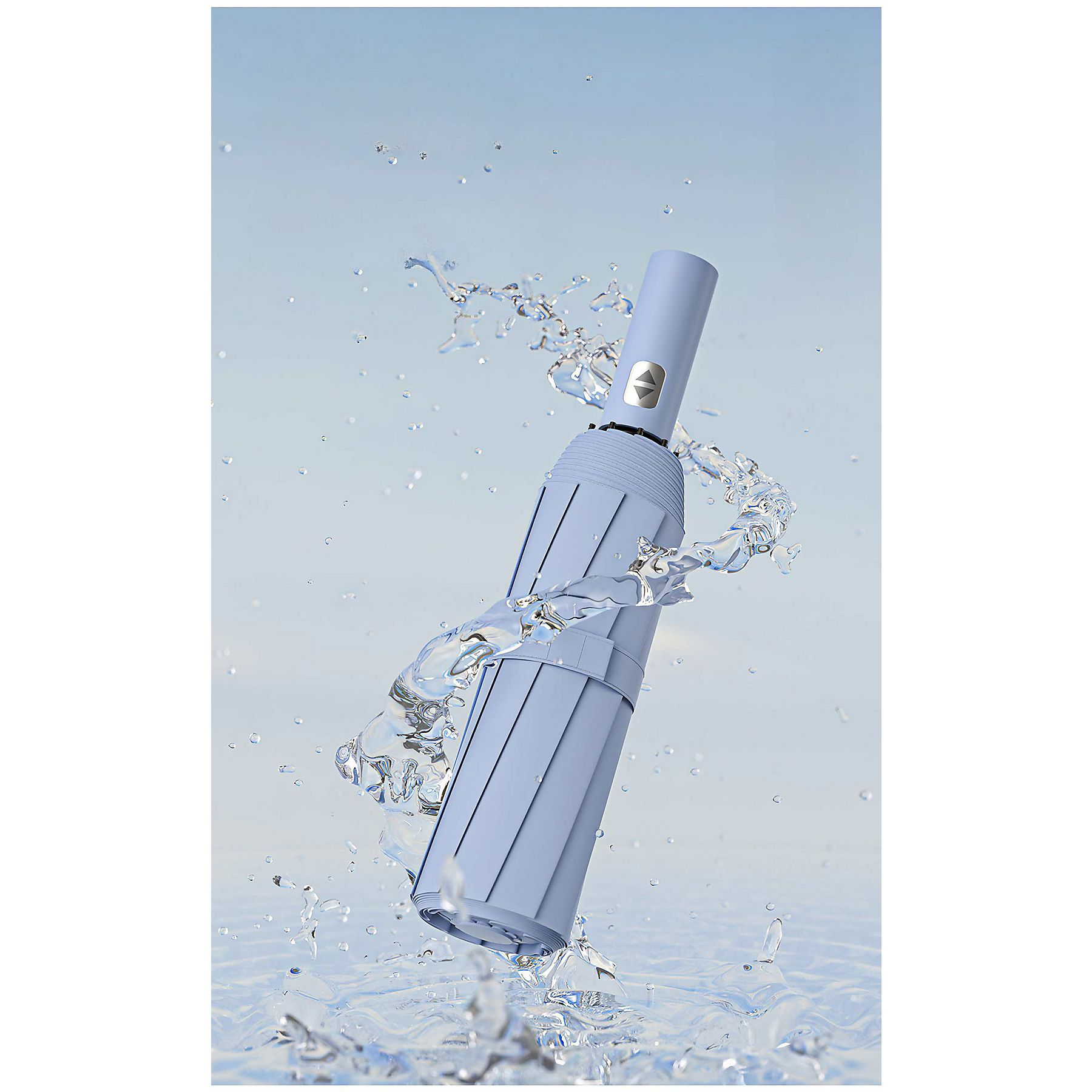 Ein hellblauer Regenschirm, umgeben von Wasserspritzern. Er ist teilweise geöffnet, mit Wassertröpfchen in der Luft.
