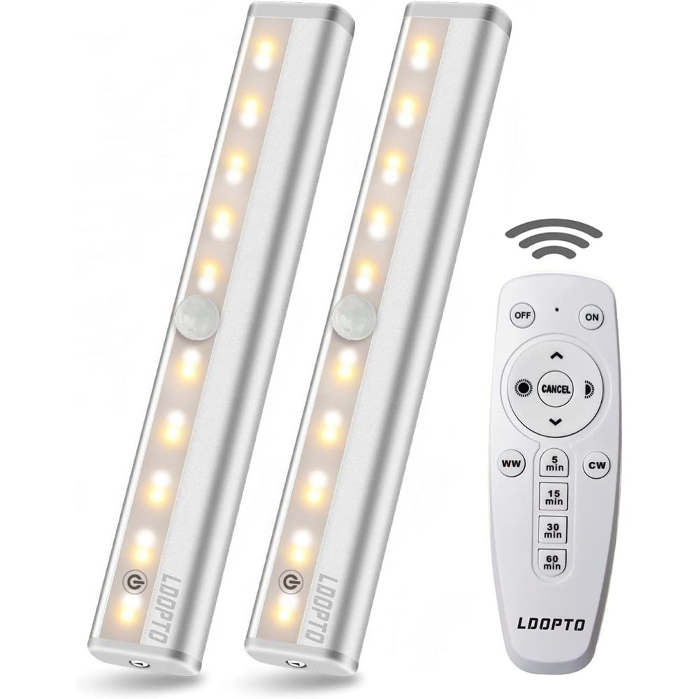 Zwei silberne LED-Leuchten mit Fernbedienung. Die Leuchten haben Sensoren. Die Fernbedienung hat Ein/Aus-Tasten und Timereinstellungen.
