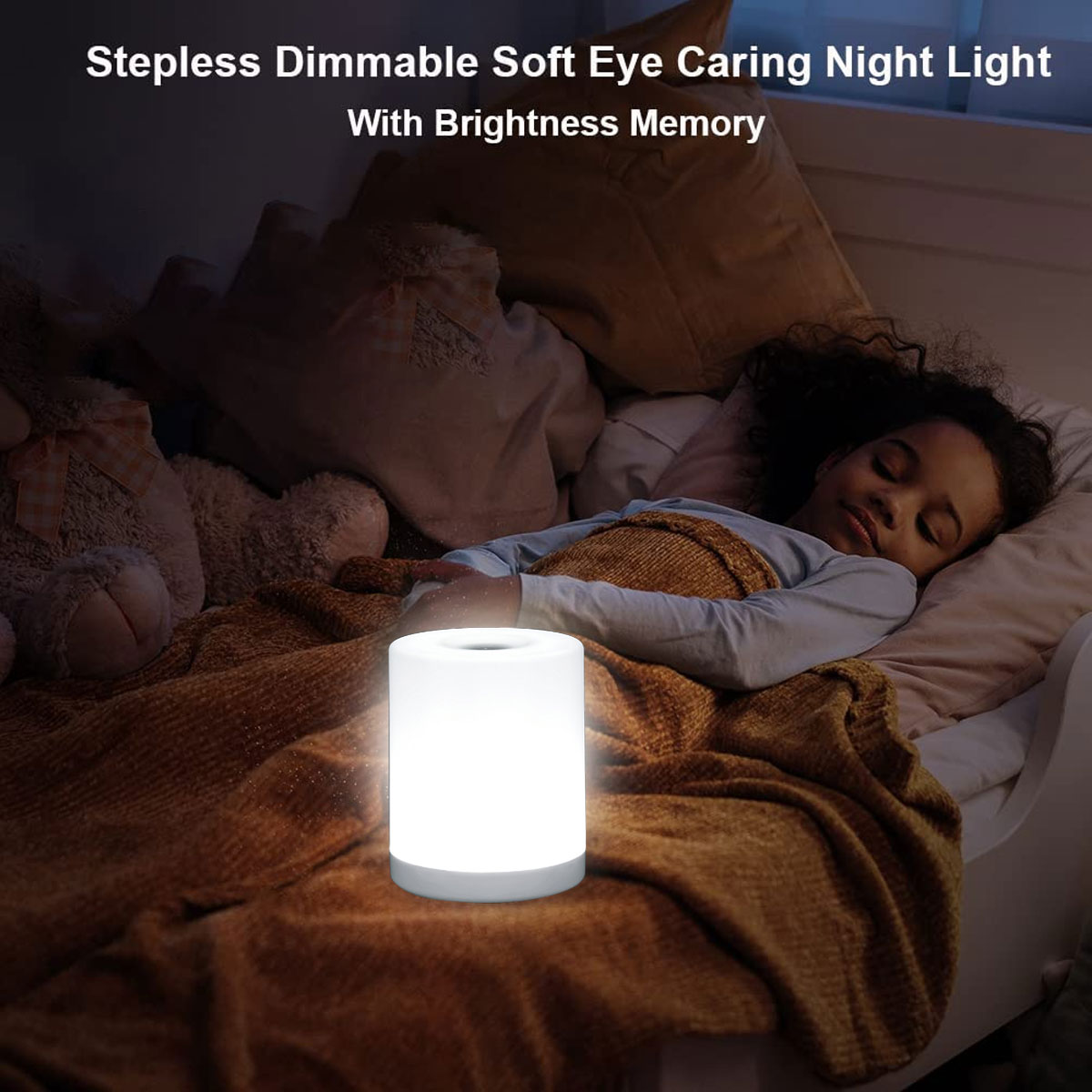 Ein Mädchen schläft im Bett mit einem Nachtlicht. Ein Teddybär und Kissen sind im Hintergrund. Das Licht leuchtet.