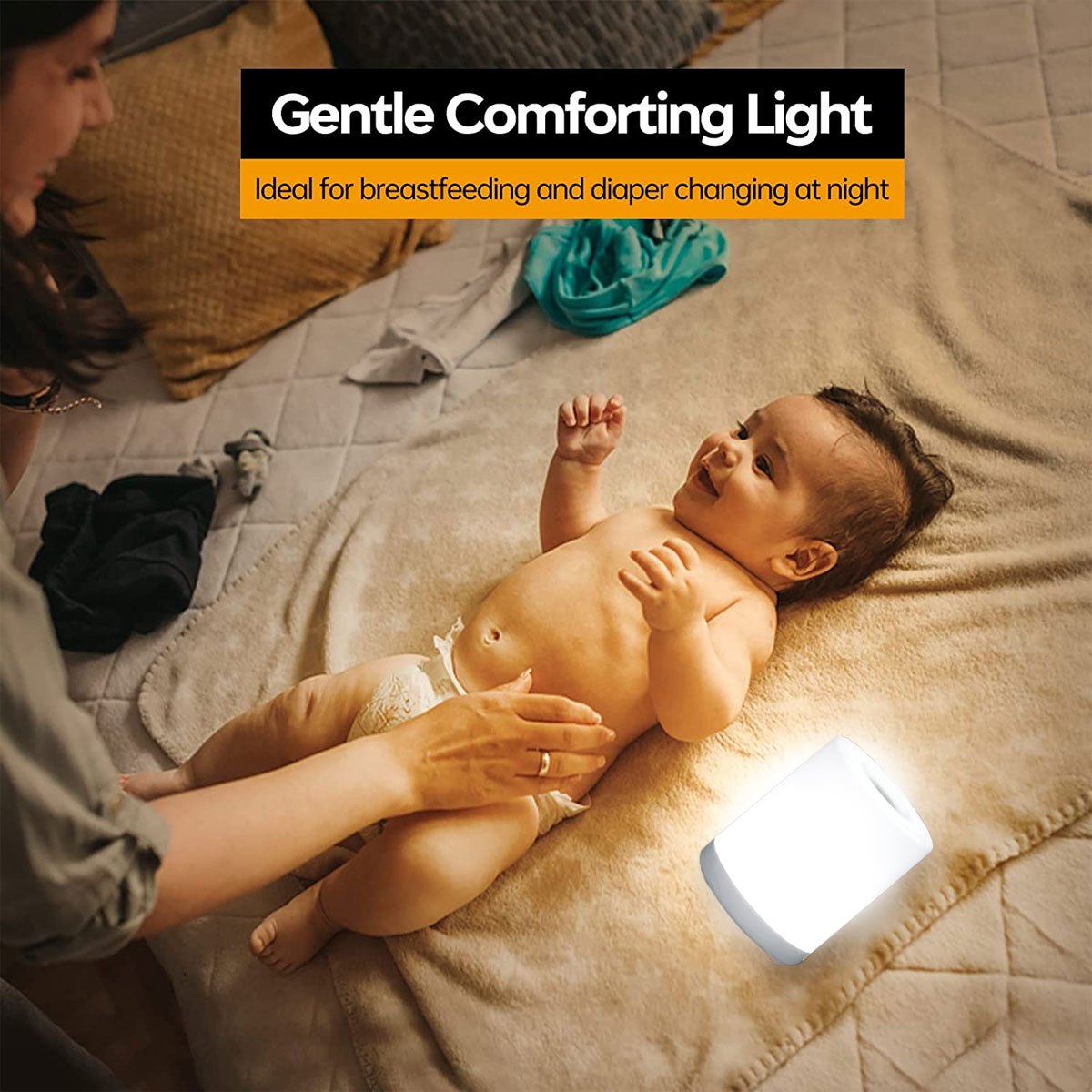 Ein Baby liegt auf einem Bett. Die Hand einer Person berührt das Baby. Auf dem Bett leuchtet ein Licht. Text sagt sanftes, beruhigendes Licht.
