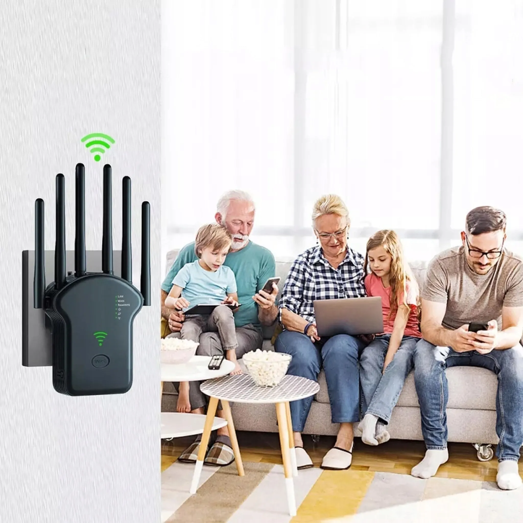 Ein WLAN-Extender ist eingesteckt. Eine Familie benutzt Handys und Laptops auf einer Couch.