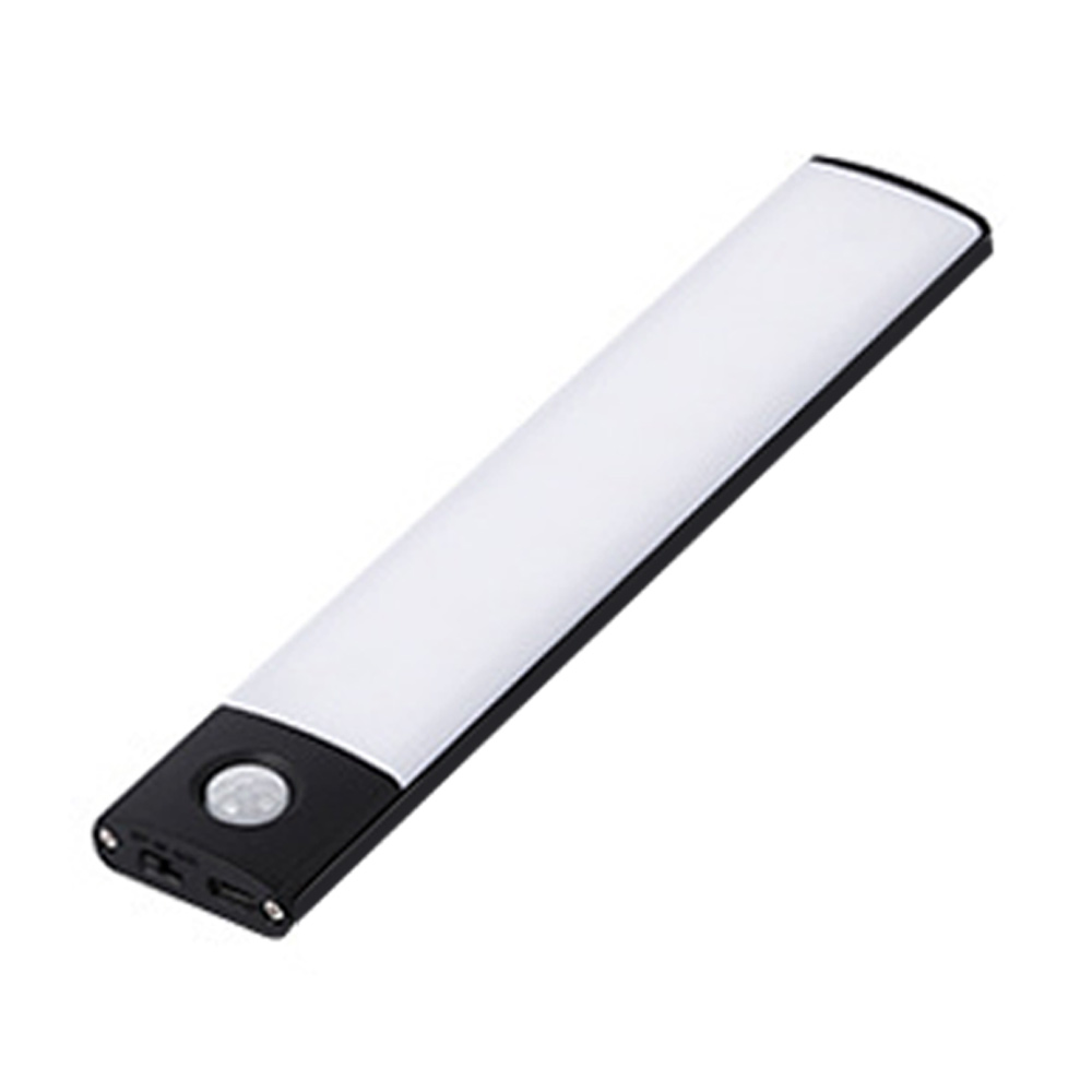 Eine rechteckige LED-Leuchte. Sie hat einen weißen Mittelteil und schwarze Enden. Ein Sensor und ein Ladeanschluss sind sichtbar.