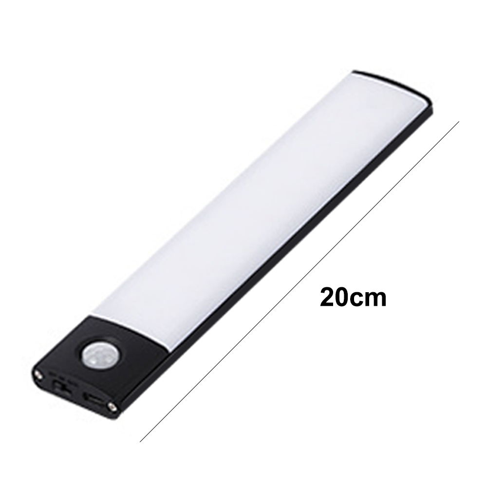Ein weißes LED-Leuchtband mit einem schwarzen Ende. Es hat einen Bewegungssensor und ist 20 cm lang. Der Hintergrund ist weiß.