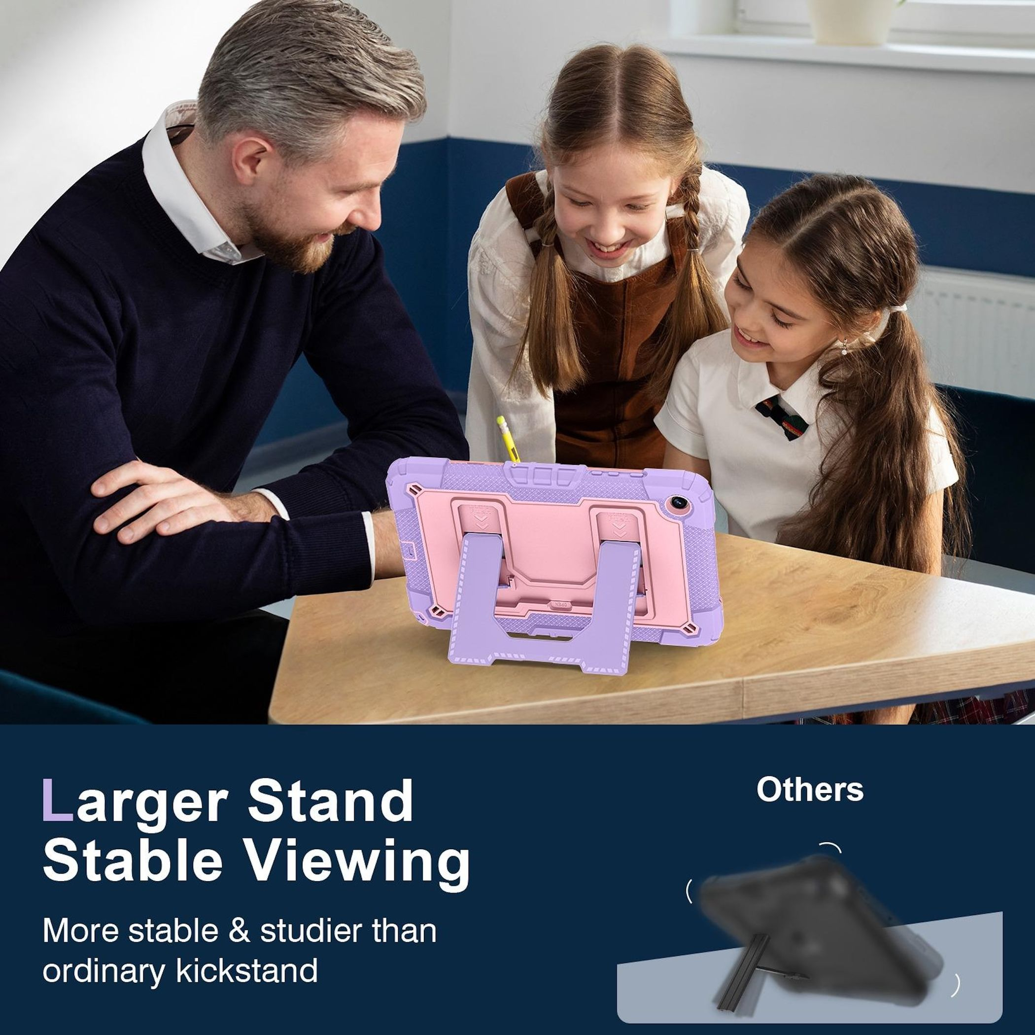 Ein Mann und zwei Mädchen betrachten ein Tablet mit Ständer. Das Tablet ist pink und lila.