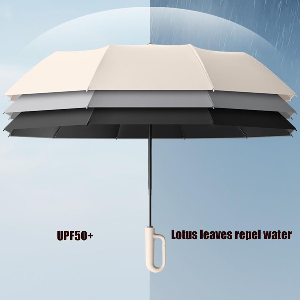 Ein mehrschichtiger Regenschirm mit beige-, grau- und schwarzen Abschnitten. Der Text lautet 'UPF50+' und 'Lotusblätter weisen Wasser ab'.