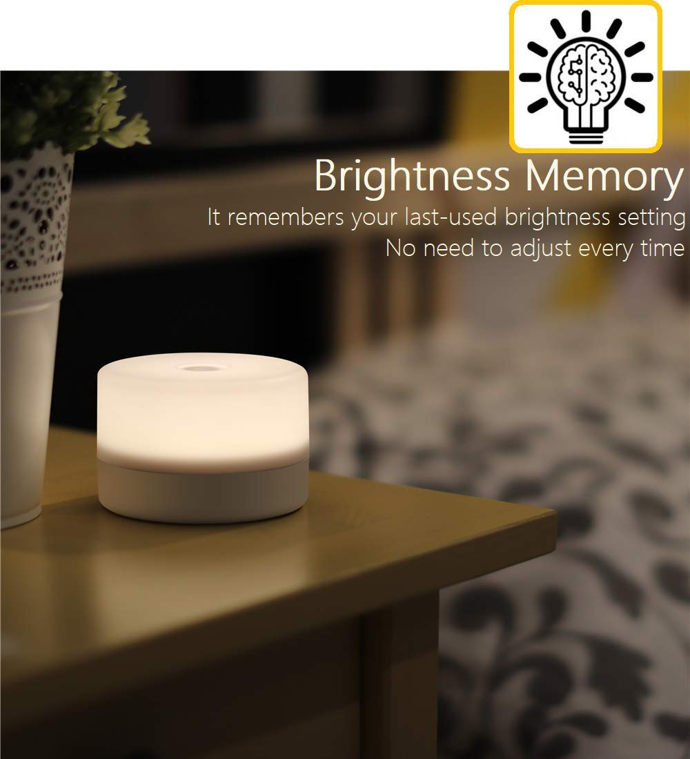 Eine weiß leuchtende Lampe steht auf einem Tisch. Der Text lautet "Helligkeits-Speicher" und beschreibt die automatische Helligkeitseinstellung.