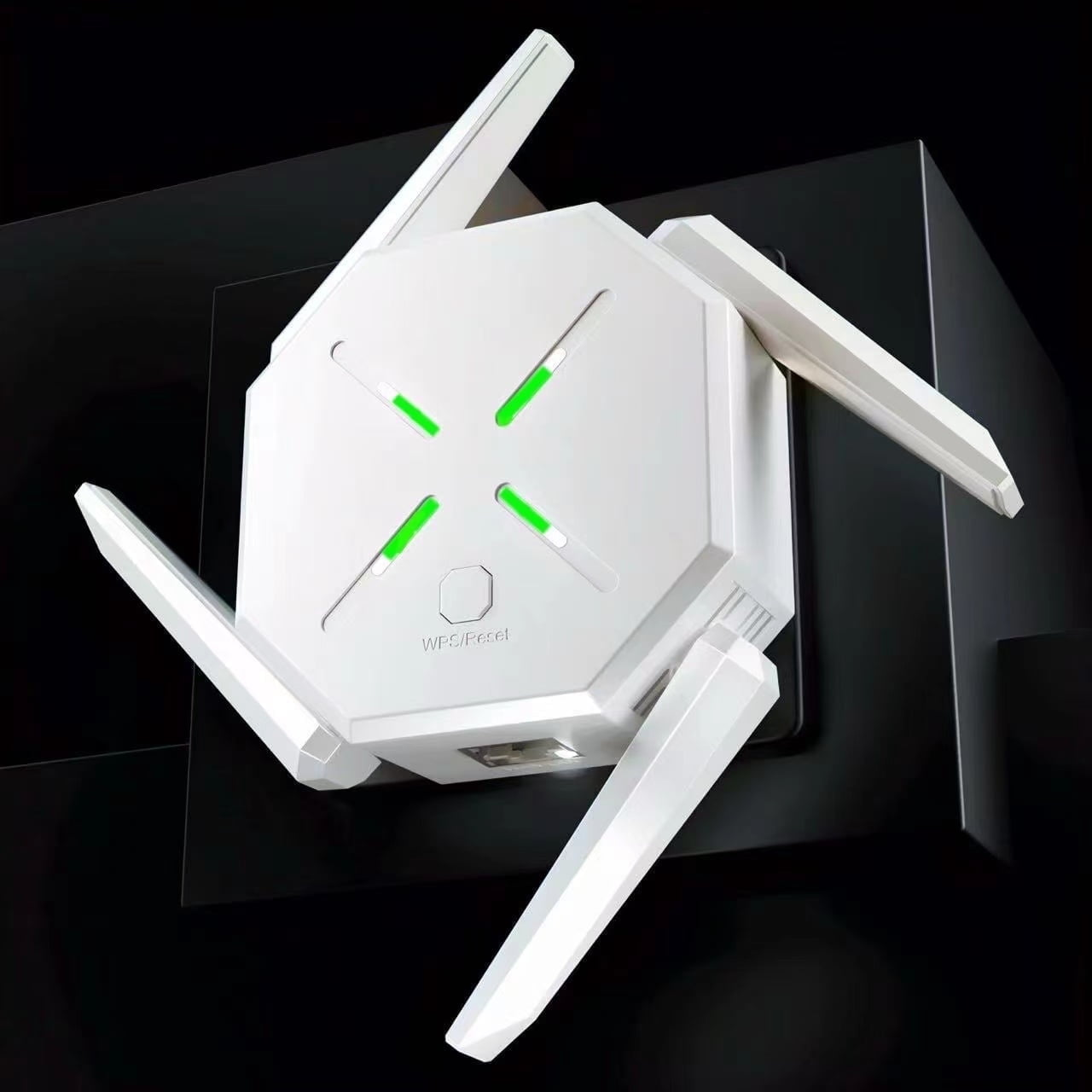 Ein weißer Router mit vier Antennen und grünen Lichtern. Er ist auf einer schwarzen Oberfläche montiert. Der Router hat eine WPS/Reset-Taste.
