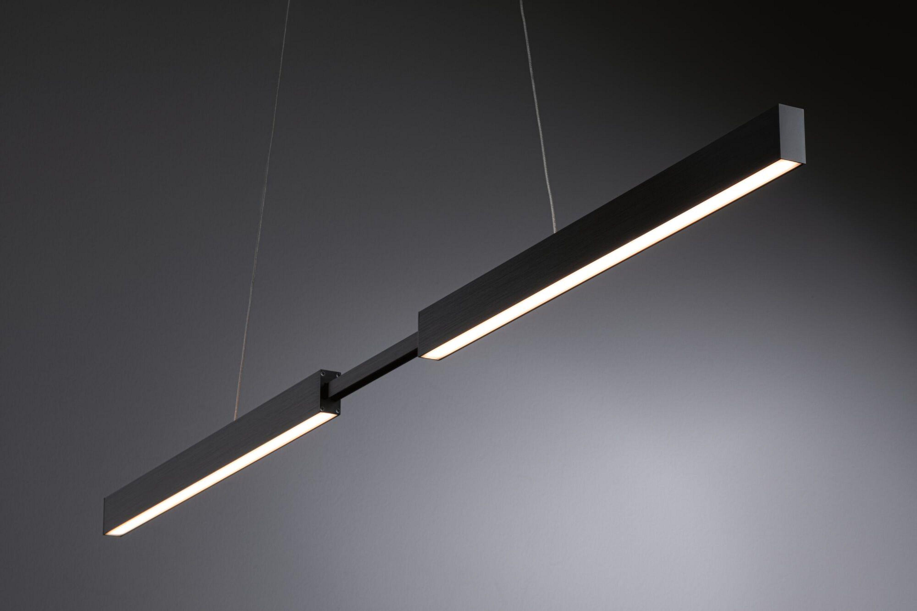 Un luminaire linéaire noir moderne est suspendu au plafond. Ses deux bras sont reliés en angle.